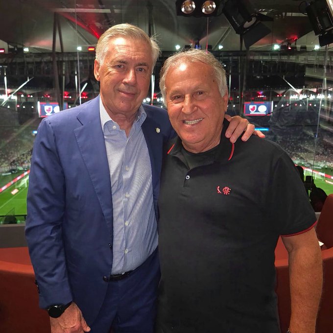 安切洛蒂现场观看解放者杯比赛，与巴西传奇济科合影