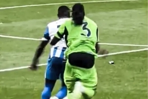 在线下注-富勒姆球员巴锡边踢比赛边掉裤子,社媒回应:这场我肯定提好裤子