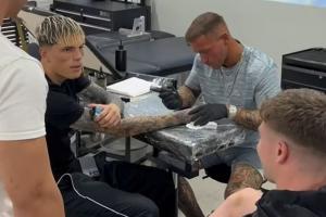 两年前社媒中就曾出现邮报:加纳乔纹身时被拍到拿着电子烟