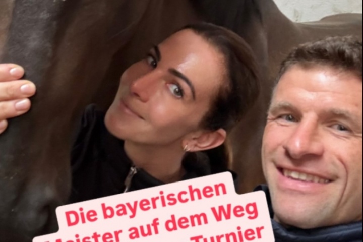 破婚变传闻?穆勒晒与妻子马匹合照:巴伐利亚冠军正准备下场比赛