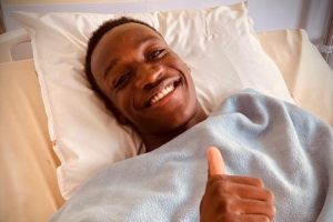 摩纳哥小将尼博姆贝此前心脏骤停倒地，目前已无大碍