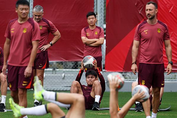 百家乐官网-U22国足收拾心情重回训练场 胡荷韬:要跟澳大利亚拼一拼