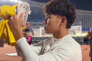 恩情难忘!何小珂赛后单独向老东家泰山球迷谢场